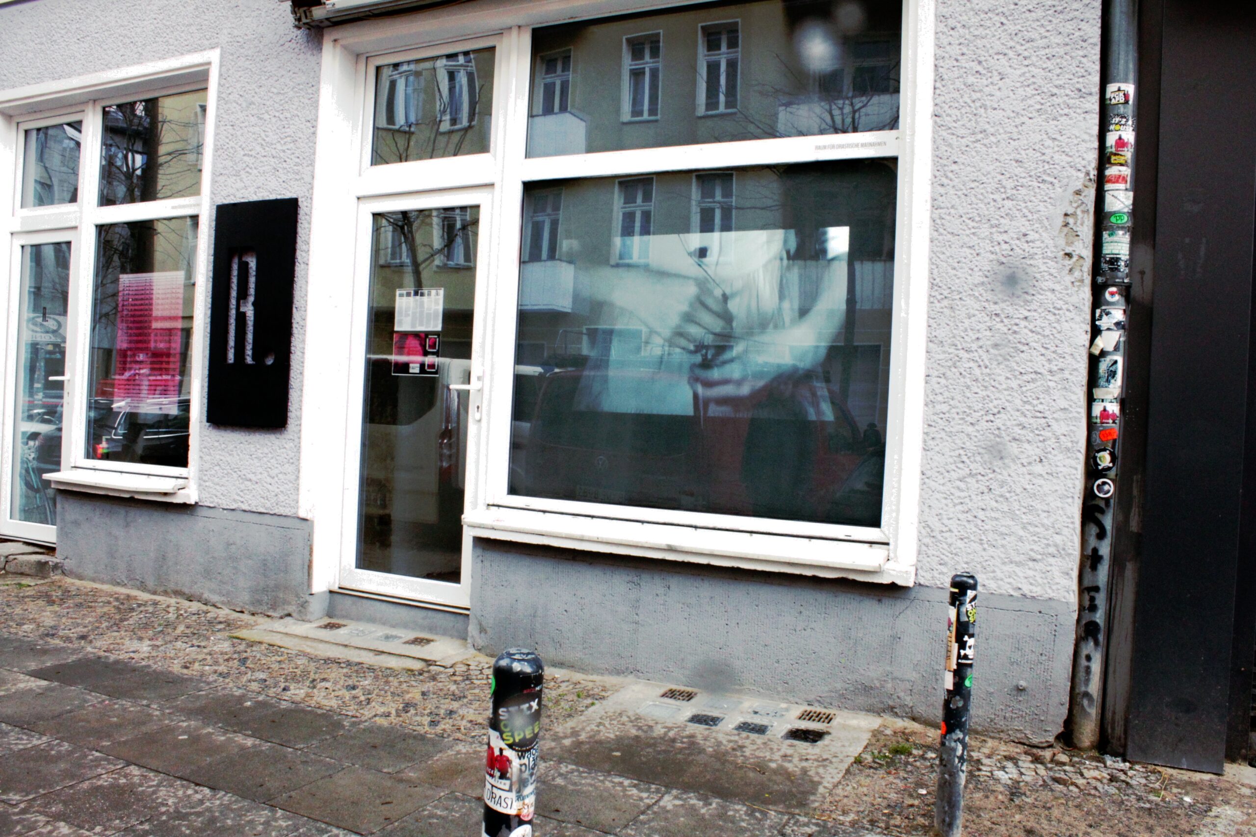 Optimistic Cover @ the Attaque(e)r le visible Experimentalfilmreihe – monatlich von März bis Dezember 2021 kuratiert von Lawinia Rate Programm: Videofest #1 27. – 28. März 2021 – keine Eröffnung / ab 12:00 / non-stop im Schaufenster